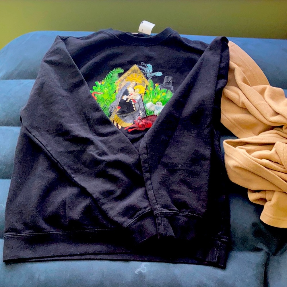 A black shirt with a cute picture I don’t know what it but adorable